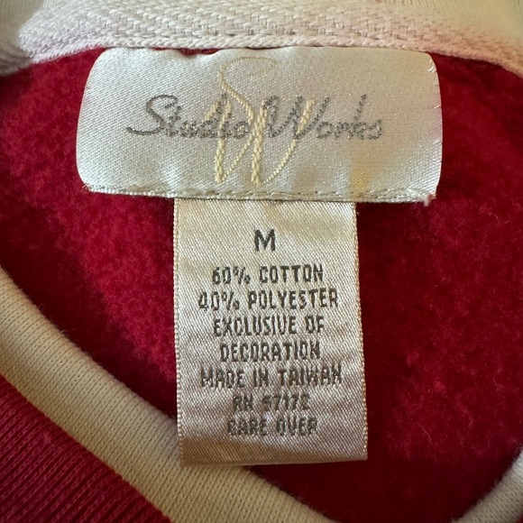 Studio Works woman’s winter sweatshirt w: penguins Sz Medium, great condition - Picture 5 of 6
